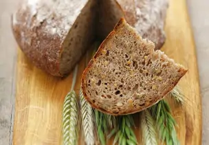Gesundes Brot mit Kernen und Samen