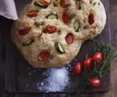 Teigfladen mit Tomaten und Zucchini