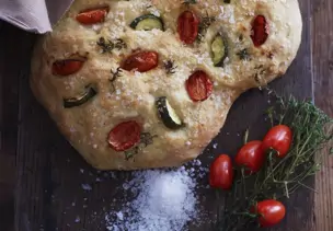 Teigfladen mit Tomaten und Zucchini