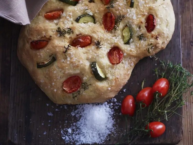 Teigfladen mit Tomaten und Zucchini