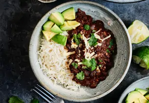 Schwarze-Bohnen-Mole mit Avocado und Reis