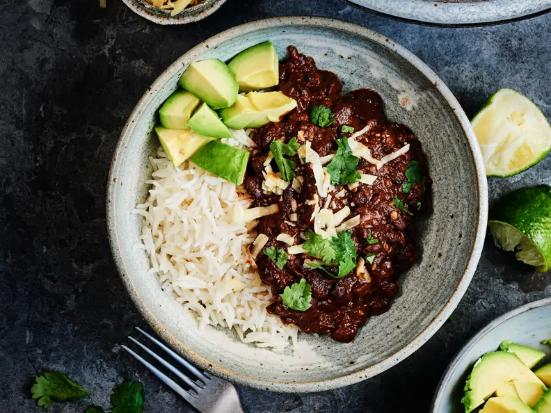 Schwarze-Bohnen-Mole mit Avocado und Reis