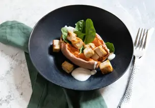 Süßkartoffelkumpir mit Tofu und Limettenjoghurt