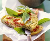Tomaten-Omelett mit Zucchini und Basilikum