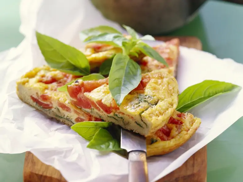 Tomaten-Omelett mit Zucchini und Basilikum
