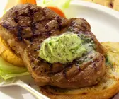 Schweinenackensteak mit Kräuterbutter
