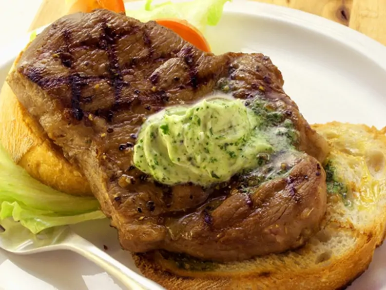 Schweinenackensteak mit Kräuterbutter