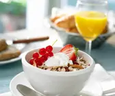 Müsli mit Joghurt und Beeren