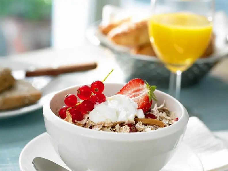 Müsli mit Joghurt und Beeren
