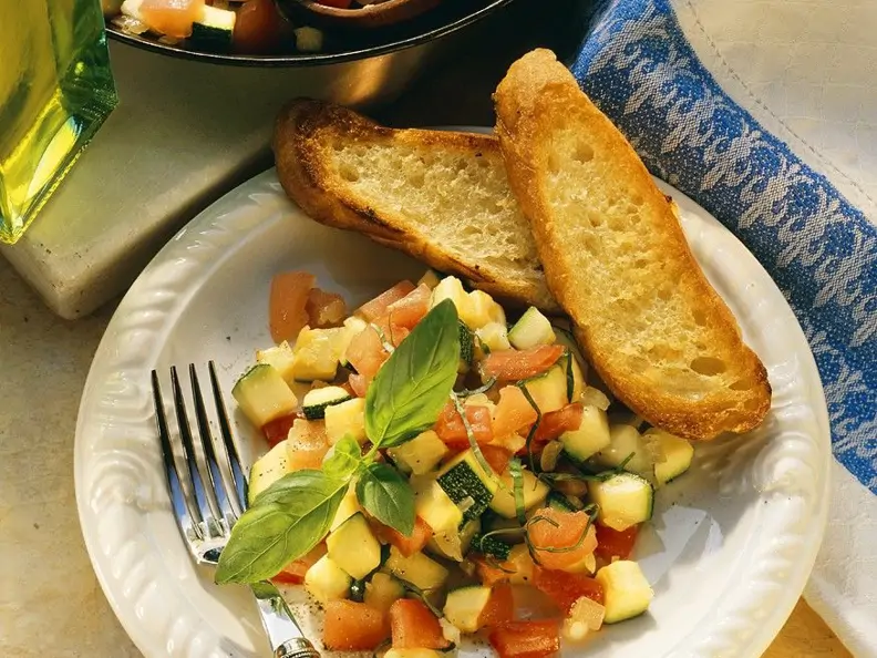 Zucchini-Tomatengemüse