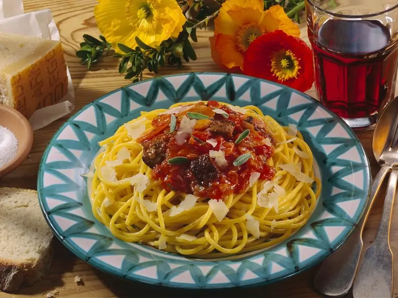 Spaghetti mit Geflügelleber-Tomatenragout