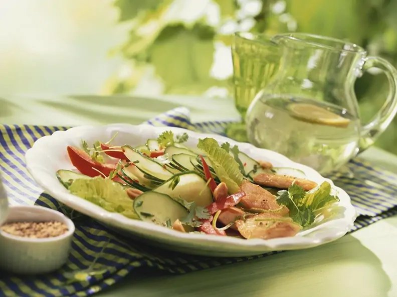Asiatischer Salat mit Hähnchen