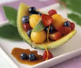 Erfrischender Obstsalat mit Beeren
