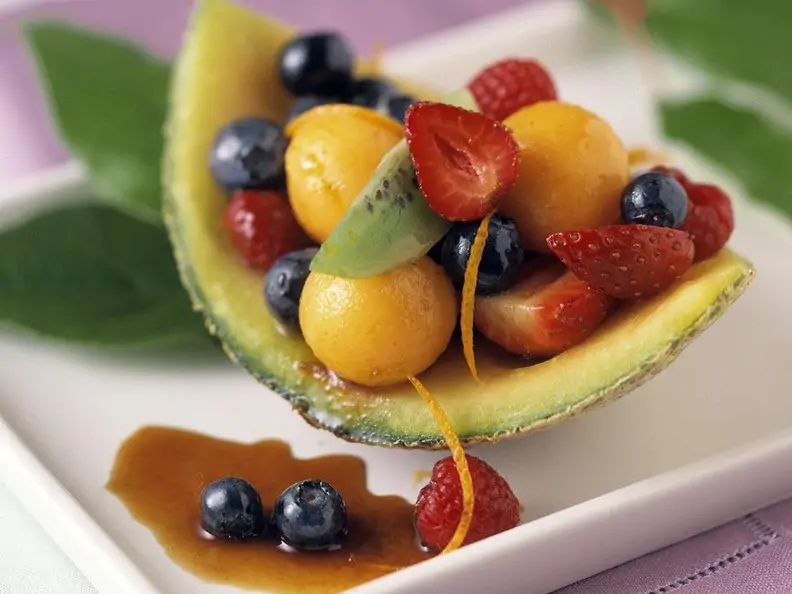 Erfrischender Obstsalat mit Beeren