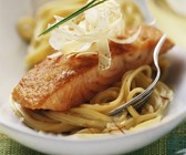 Safran-Spaghetti mit Lachs