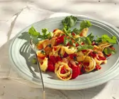 Tortellini-Artischockensalat mit Tomatensauce