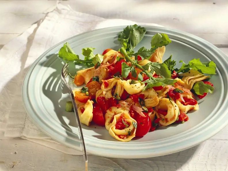 Tortellini-Artischockensalat mit Tomatensauce