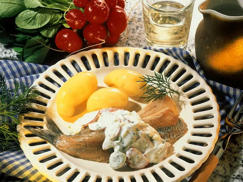 Matjes mit Joghurtsauce und Kartoffeln