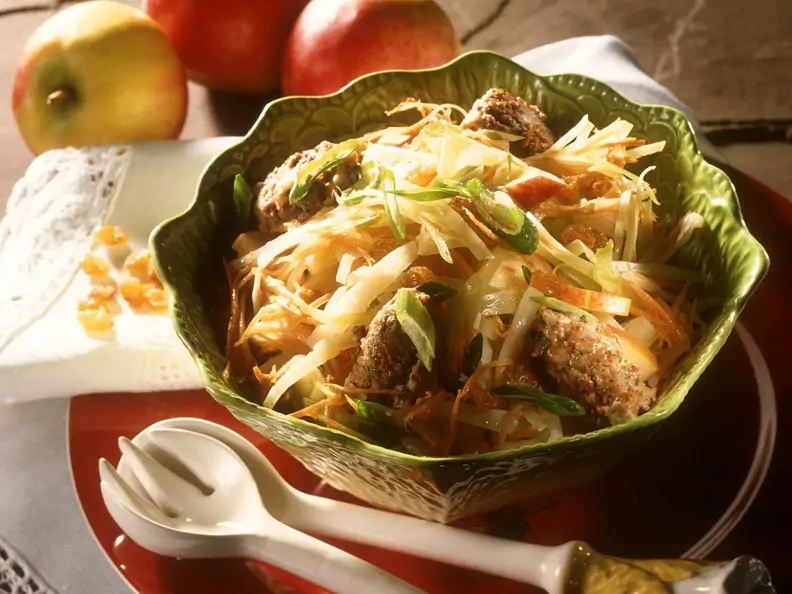 Kohlsalat mit Kalbsleberklößchen