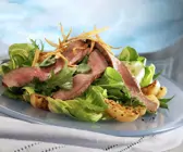 Roastbeef auf Salatbett mit Kartoffeln