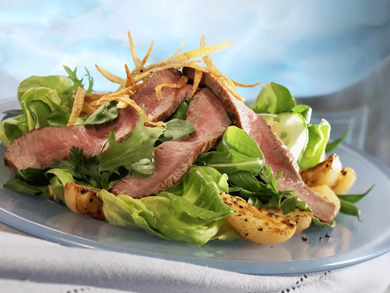 Roastbeef auf Salatbett mit Kartoffeln