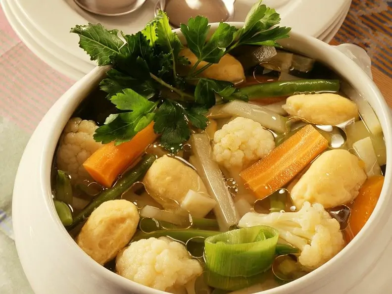 Gemüsesuppe mit Markklößchen