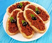 Crostini mit Tomatenpesto