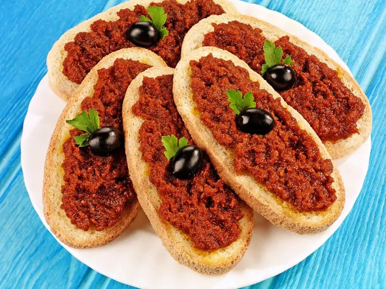Crostini mit Tomatenpesto