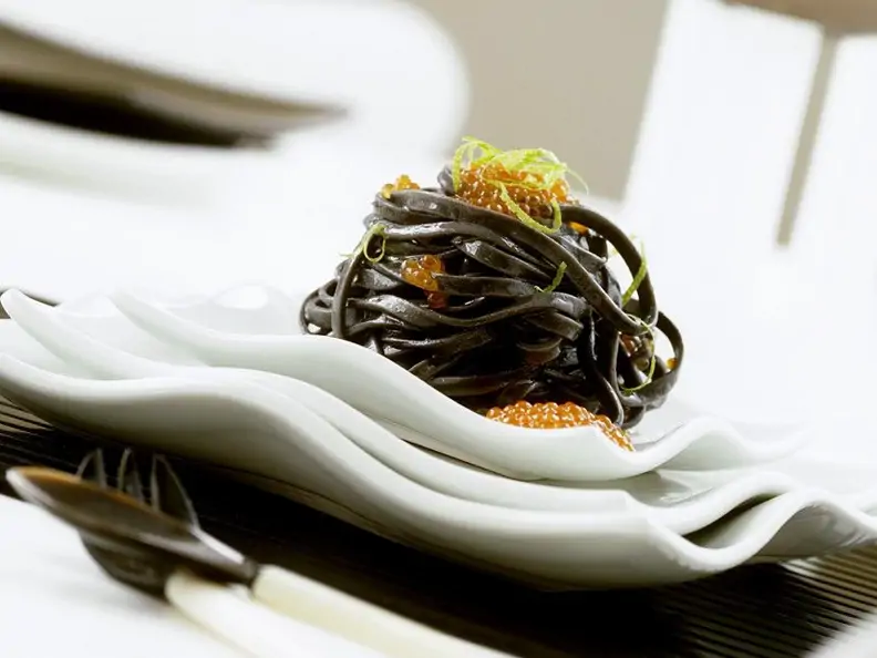Schwarze Linguine mit Kaviar