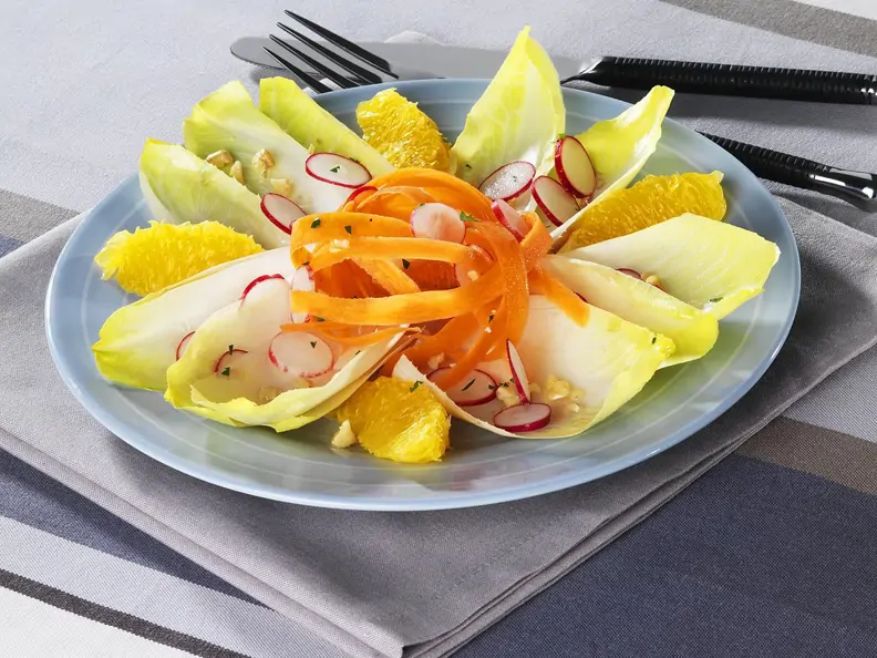 Chicoree-Gemüsesalat mit Orangen