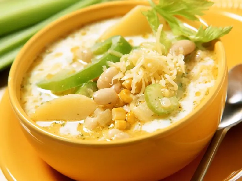 Cremige Gemüsesuppe mit weißen Bohnen