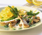 Putenstreifen in Zitronensauce mit Spargel und Nudeln