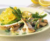 Putenstreifen in Zitronensauce mit Spargel und Nudeln