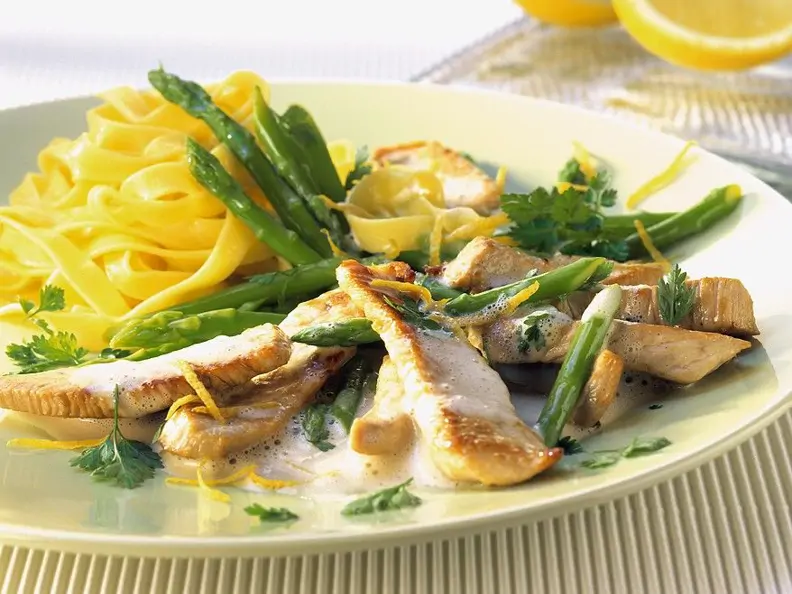 Putenstreifen in Zitronensauce mit Spargel und Nudeln