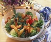 Blattsalat mit Garnelen und Mangospalten