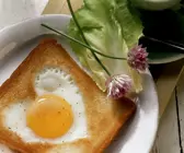 Herz-Spiegelei in Toast gebraten
