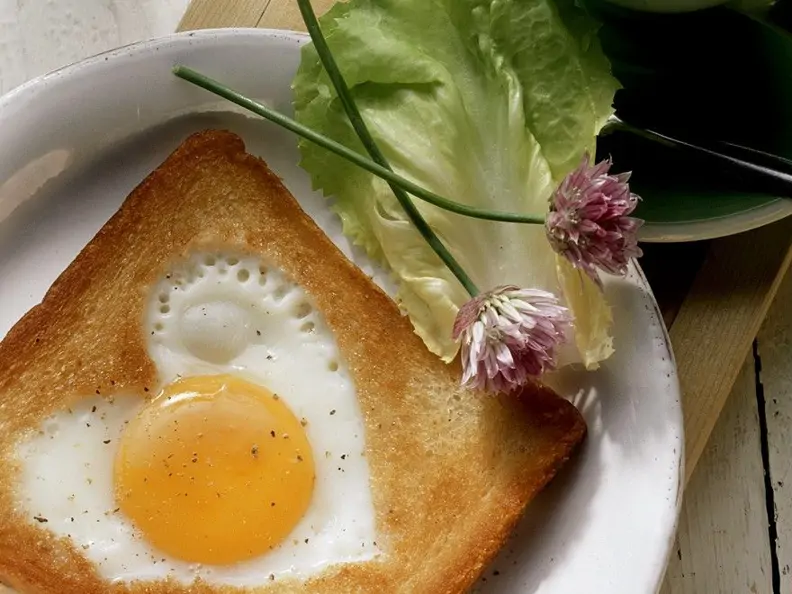 Herz-Spiegelei in Toast gebraten