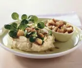 Püree mit Feldsalat und Croutons