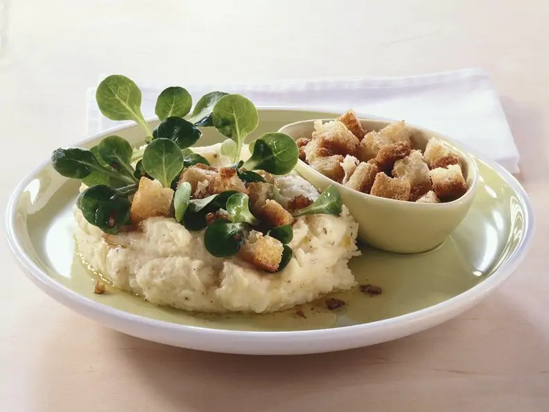 Püree mit Feldsalat und Croutons