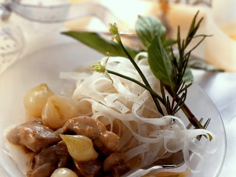 Perlhuhnragout mit Nudeln