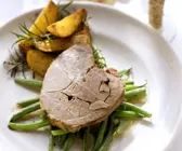 Gefüllter Lammbraten mit Gemüse