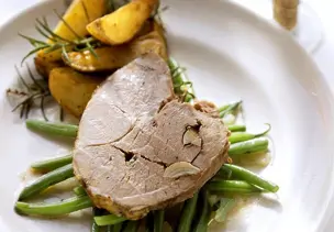 Gefüllter Lammbraten mit Gemüse