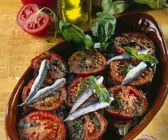 Gebackene Auberginen mit Tomaten und Sardellen
