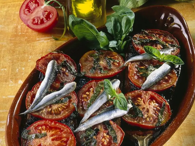 Gebackene Auberginen mit Tomaten und Sardellen