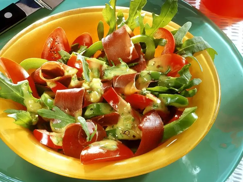Paprika-Rucolasalat mit Bresaola