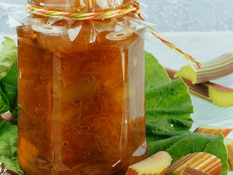 Rharbarberkompott mit Campari und Pfeffer