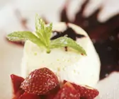 Vanilleeis mit Beeren