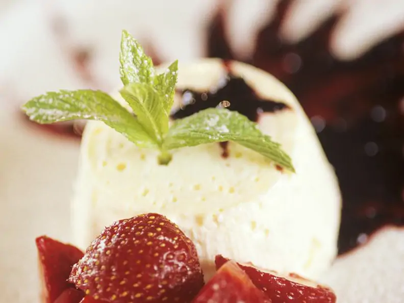 Vanilleeis mit Beeren