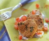 Pochierte Kalbsfiletscheiben mit Joghurtsauce