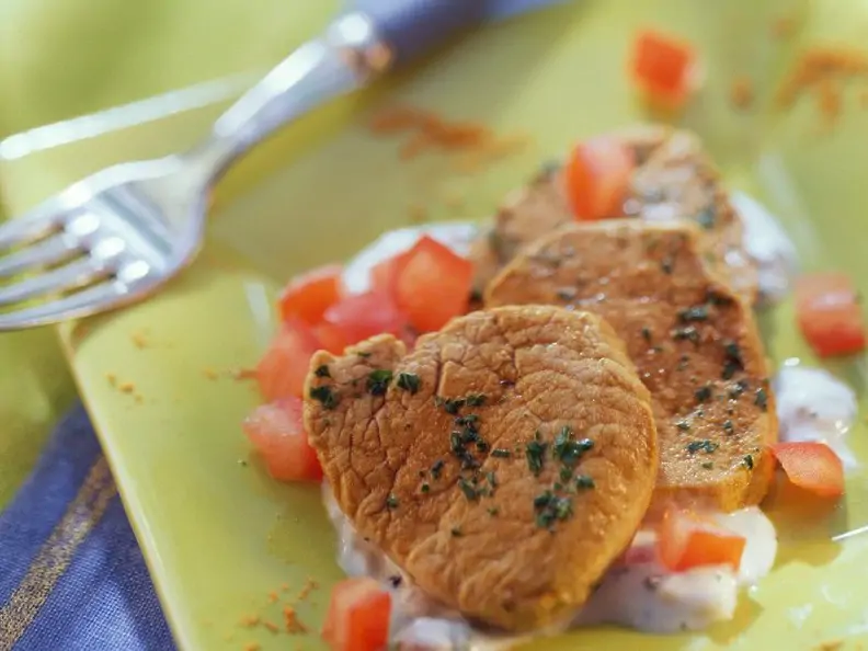 Pochierte Kalbsfiletscheiben mit Joghurtsauce